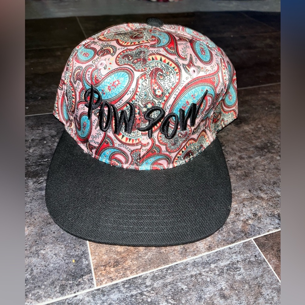 Dale Brisby hat “Pow Pow”